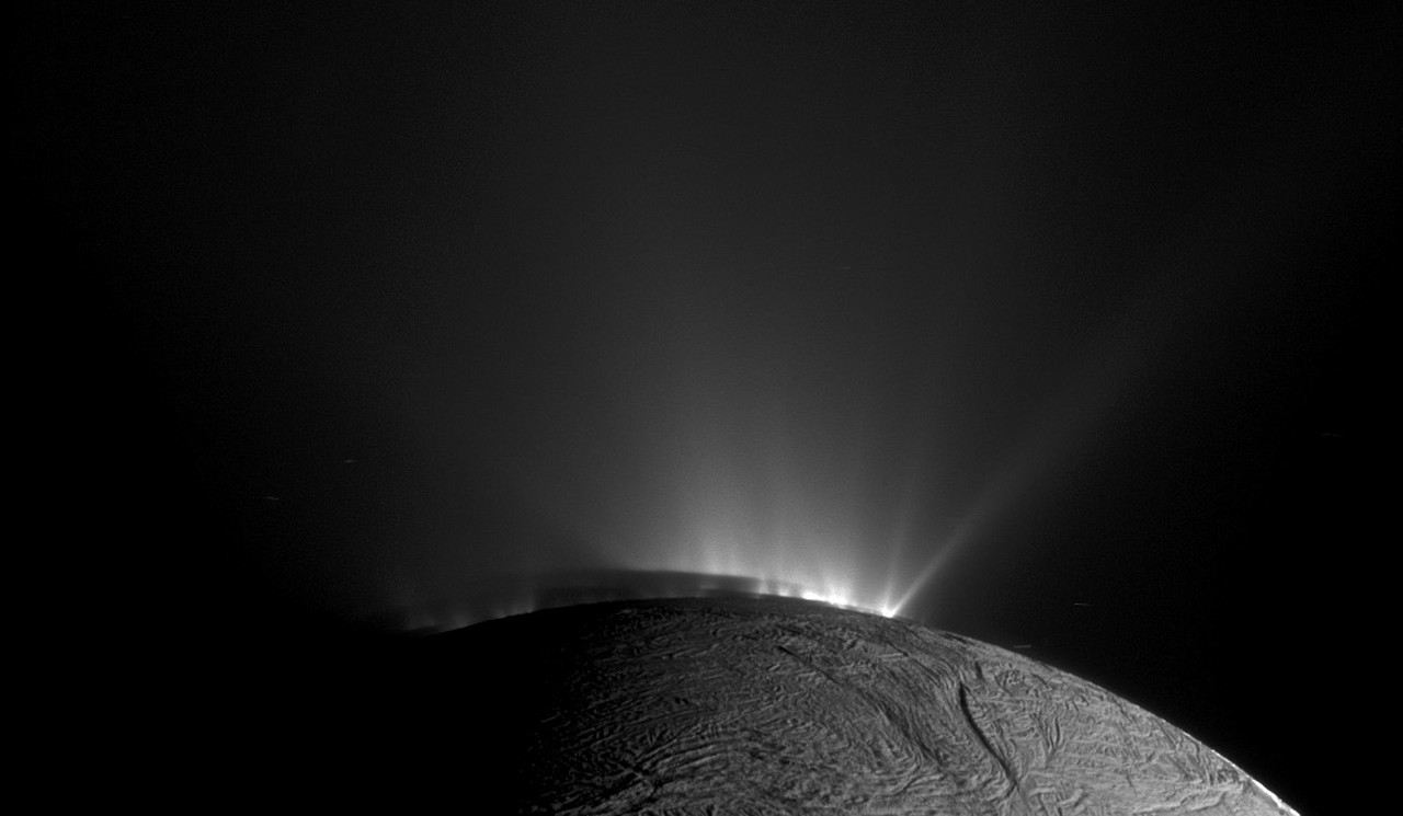 enceladus.jpg (100791 bytes)